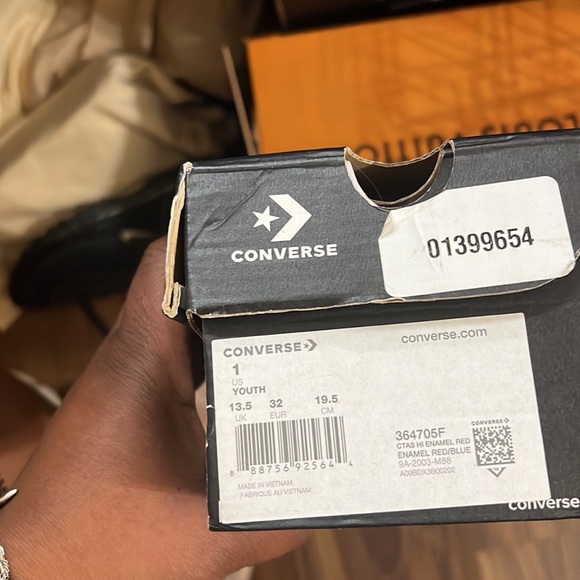 Red & blue converse kid’s size 1 my daughter wears a 2 and fit her perfect ‼️ - Picture 7 of 7